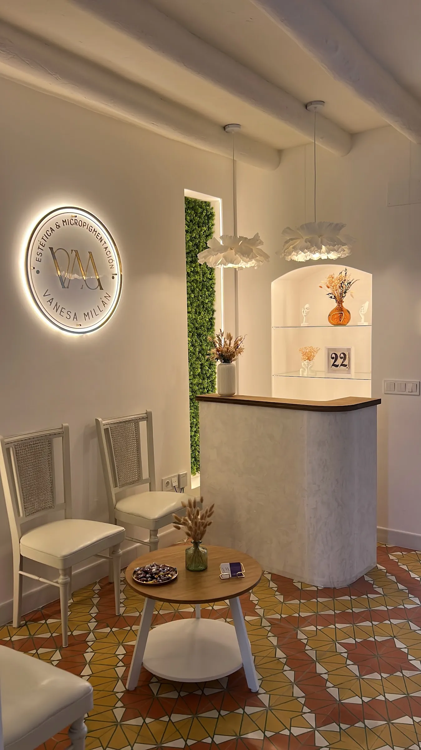 Recepción del centro con el logo iluminado