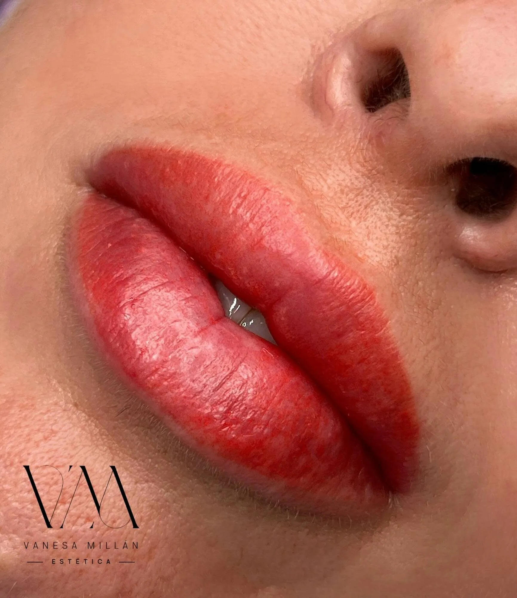 Labios micropigmentados en tono coral