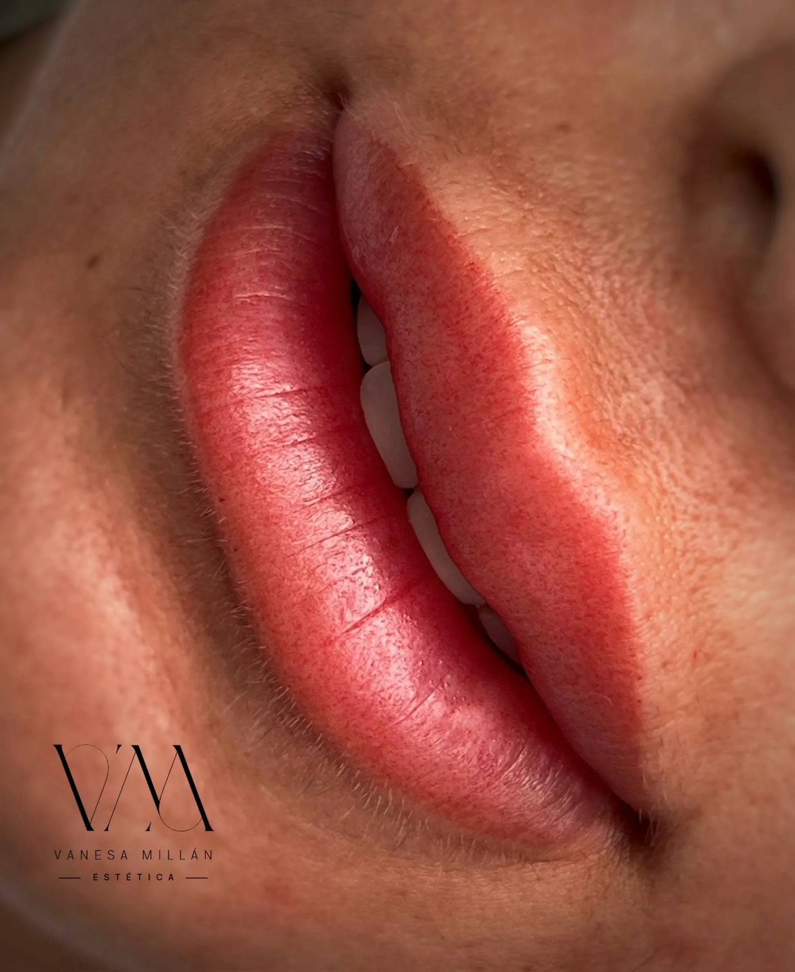 Labios micropigmentados, vista de perfil
