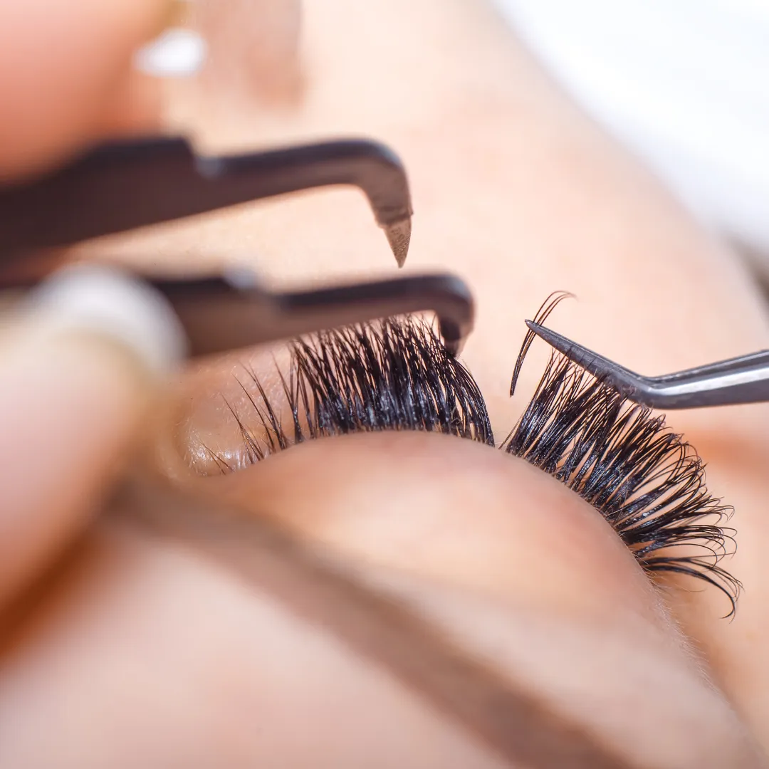 Aplicación de extensiones de pestañas con pinzas