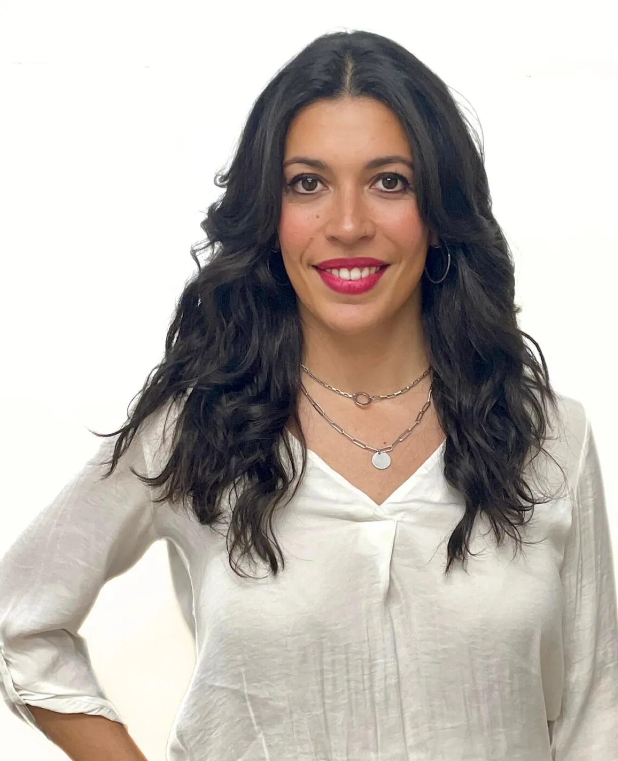Vanesa Millán sonriendo, con blusa blanca